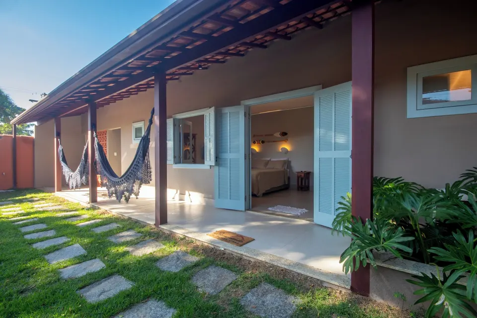 Guest-room wing opening onto the flat garden